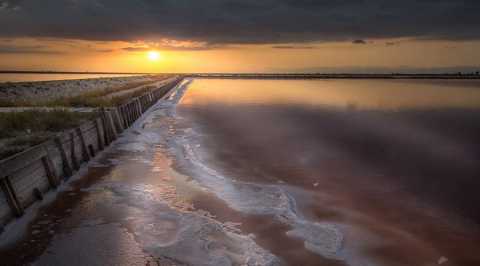 Giochi di luce, fenicotteri e leggende: l'incanto delle saline di Margherita di Savoia